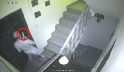 Video: Tên trộm ngậm dao vào nhà 'cuỗm' Vespa, iPhone