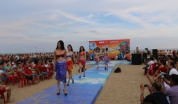 Nắng nóng, dòng người ùn ùn kéo về bãi biển Sầm Sơn trốn nóng