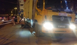 Bé gái khóc thét với tay về phía người mẹ bị cuốn vào gầm xe tải