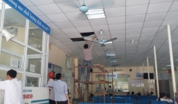 Bệnh nhi bị kim loại rơi trúng đầu khi đang khám bệnh