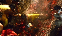 Cha làm rơi con trai 6 tuổi dưới thảm than đỏ rực