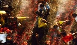 Cha đánh rơi con trai xuống thảm than hồng khi làm lễ thánh