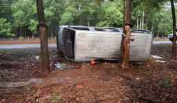 Ô tô 16 chỗ tự lật khiến 2 người thương vong