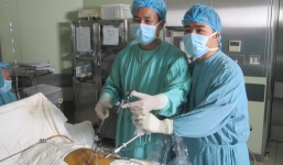 Phẫu thuật lấy nhíp dài 7cm trong bụng bệnh nhân gần 1 tháng