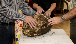 Tảng bơ dưới đầm lầy có niên đại 2000 năm vẫn ăn được