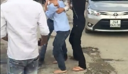 Video: 2 tài xế taxi rượt đuổi, đánh nhau náo loạn tại Sa Pa