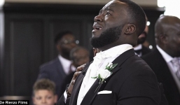 Video chú rể khóc nức nở khi nhìn thấy cô dâu bước vào giáo đường