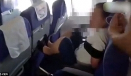 Video hành khách la hét, ném tiền và đòi nhảy khỏi máy bay bị trói giữ