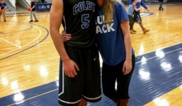 'Chú lùn' 1,88m nổi tiếng sau cú úp rổ 'điên rồ' từ khoảng cách 4,5m