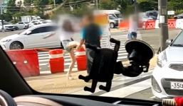 Clip: Cô gái trẻ dùng giày cao gót đá ông già 72 tuổi