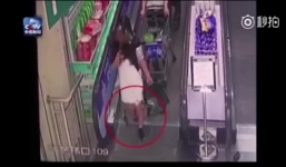 Cô gái gặp tai nạn với thang cuốn vì quên buộc dây giày