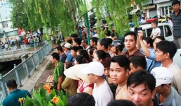 Hàng trăm người dân xem vớt thi thể người đàn ông nhảy kênh Nhiêu Lộc
