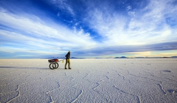 Hành trình 'độc tấu' trên sa mạc muối lớn nhất thế giới của nhiếp ảnh gia 29 tuổi