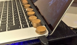 Dùng đồng xu để tản nhiệt cho Macbook, bạn đã thử chưa?