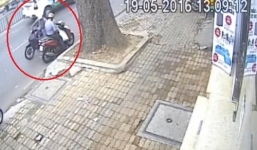 Video: Tấp vào lề đường nhắn tin, nam thanh niên bị cướp điện thoại