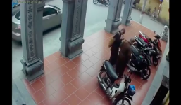 Vờ nghe điện thoại, thanh niên trộm xe của sư thầy ngay tại cổng chùa
