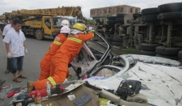 Tai nạn nghiêm trọng xe con bị đè bẹp, 6 người chết tại chỗ