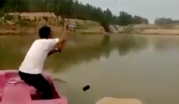 Video: Ném smartphone xuống hồ vì tưởng cá 'khủng' cắn câu