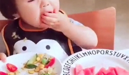 Bé gái háu ăn dễ thương nhất thế giới, thu hút hàng triệu like