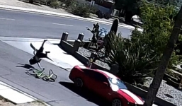 Cô gái lái ô tô đâm gãy xương bạn trai rồi bỏ trốn