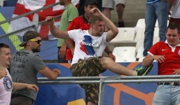 Nga nói 'không thể chấp nhận nổi' Pháp bắt CĐV Nga tại Euro 2016