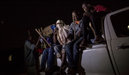 20 đứa trẻ chết giữa sa mạc do bị bọn buôn người bỏ lại