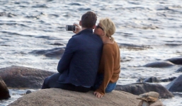 Clip Taylor Swift thân mật bên Tom Hiddleston