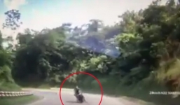 Video: Thanh niên thoát chết khi lao thẳng xe máy vào gầm ô tô