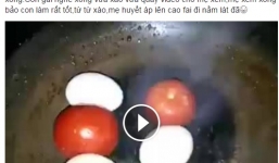 Video con dâu mới xào trứng, cà chua để cả quả và vỏ đãi mẹ chồng 