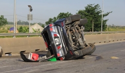 Xe chở người đi khám bệnh lật ngửa, 5 người trọng thương