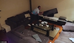 Bị vợ chọc giận khi đang xem Euro, chồng điên tiết đập nát tivi lẫn máy tính