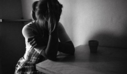 Kẻ mang lệnh truy nã bị bắt quả tang khi đang hại đời con gái bạn