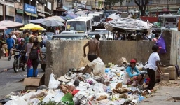 Khủng hoảng ở Venezuela, người bới rác kiếm đồ ăn kẻ ung dung mở tiệc