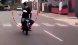 'Quái xế' lái xe bằng lưng, đến khi gặp nạn quay lại thì đã muộn