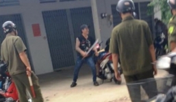 Video: Thanh niên phê ma túy chém bạn trai của vợ cũ, đe dọa công an