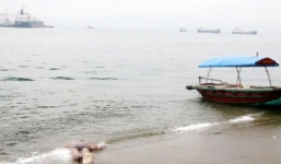 Phát hiện xác chết nam giới trôi dạt trên biển