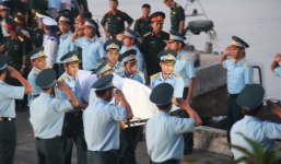 Thi thể phi công Trần Quang Khải được đưa vào bệnh viện