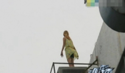 Nữ công nhân đòi tự tử vì sếp không cho về sớm