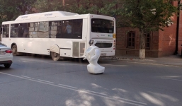 Robot thoát khỏi phòng thí nghiệm gây náo loạn đường phố