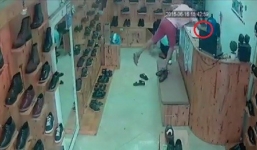 Video: Thanh niên bảnh bao lừa cô gái bán giày, trộm điện thoại ở Hà Nội