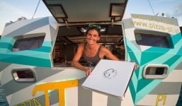 Bỏ việc phố Wall để mở quán pizza trên biển