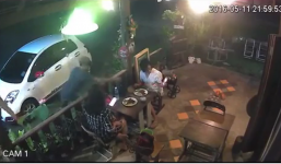 Vừa ăn vừa check-in Facebook, 2 cô gái nhận bài học nhớ đời