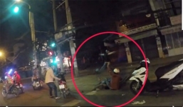 Video: Nam thanh niên lao vào đánh người sau va chạm giao thông