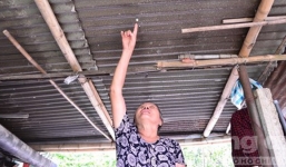 Đạn lạc từ trên trời xuyên mái tôn đâm thủng chân người dân