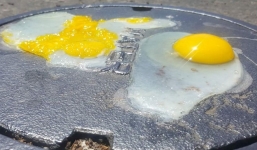 Rán trứng trên nắp cống nhờ nắng nóng kỷ lục
