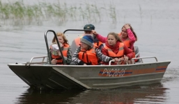 Thi thể trẻ em nắm chặt tay nhau trong vụ lật tàu ở Nga