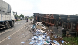 Xe tải đối đầu container, 2 người chết thảm