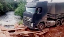 Xe tải 'khủng' liều lĩnh qua cầu gỗ bị mục nát