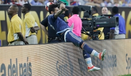 Ham cứu bóng, tiền đạo Argentina bị ngã gẫy tay