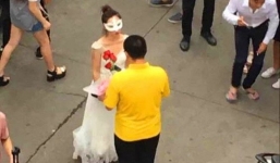 Cô giáo mặc váy cưới cầu hôn nam sinh gây xôn xao dư luận Trung Quốc